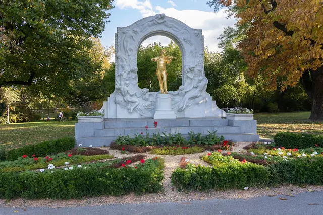 Der goldene Strauss umgeben von herbstlichen Baumkronen: MeinBezirk war auf Herbstspaziergang im Wiener Stadtpark unterwegs und hat die schönsten Eindrücke festgehalten. | Foto: René Brunhölzl/MeinBezirk