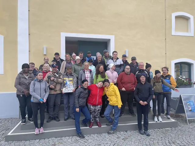 Ein Teil der 70-köpfigen Wandergruppe, die am 10. Oktober den Donau Resonanzweg in Wesenufer entlangwanderte.  | Foto: Wesenufer Hotel & Seminarkultur an der Donau