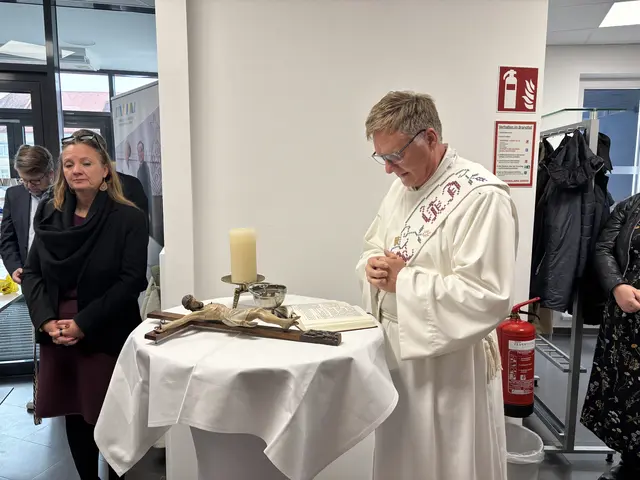 Diakon Kurt Di Bernado segnete die Gesundheitseinrichtung. | Foto: MeinBezirk/Astrid Moder