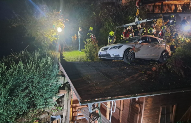 Einen ungewöhnlichen Einsatz hatten die Freiwillige Feuerwehr Kefermarkt und die Freiwillige Feuerwehr Freistadt gestern, Sonntag, 19. Oktober, zu bewältigen. Ein Auto war im Unteren Markt auf einer Gartenhütte gelandet.  | Foto: FF Kefermarkt