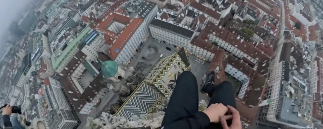 Die Aufnahmen zeigen, wie die beiden zunächst über ein Außengerüst auf den Dom gelangen, dann über steinerne Vorsprünge und schmale Simse bis zur Turmspitze balancieren. | Foto: Youtube/Freeflow Nation/Screenshot