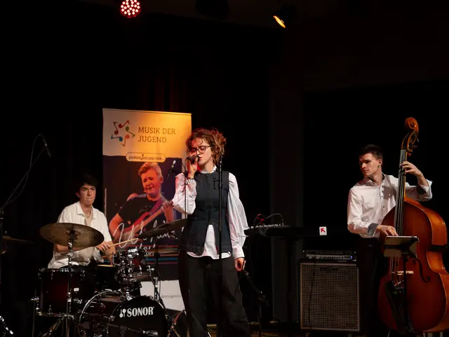 Das "Trio zu Viert" hat seinen Ursprung hat in der Klosterneuburger Konzertreihe „Tiny Jazz“, einer Initiative des Lions Club Klosterneuburg-Babenberg in enger Zusammenarbeit mit der Albrechtsberger Musikschule Klosterneuburg. | Foto: Cristina Reitbauer | @stagestories_fotografie