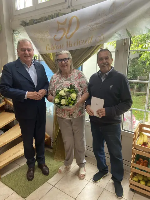 Stadtrat Franz Dinhobl gratulierte Alios & Regina Tritremmel zur Goldenen Hochzeit. | Foto: Stadt Wiener Neustadt/Weller