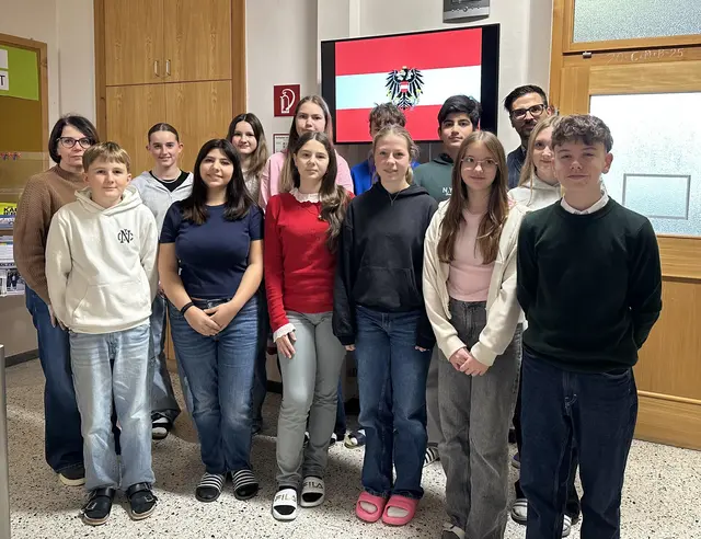 Pflichtstoff in der 8. Schulstufe: Die 4 a der PMS Amstetten mit ihrer Lehrerin Laura Hörlezeder und Direktor Bernhard Ecker. | Foto: Private Mittelschule Amstetten