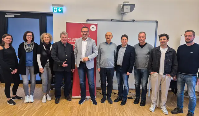Einblicke in die Welt der Künstlichen Intelligenz: Referent Florian Gumpinger (4. v. r.) , Obmann Kommerzialrat Wolfgang Griesmann (4. v. l.) und ÖVP-Parteiobmann Christoph Meisinger (5. v. l.) mit Unternehmerinnen und Unternehmern beim KI-Workshop des Wirtschaftsbundes Engerwitzdorf. | Foto: Wirtschaftsbund Engerwitzdorf