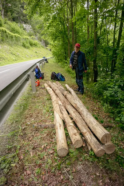 Hubert Prigl bei Hölzern, die für den Flusswanderweg verbaut wurden. | Foto: Santrucek