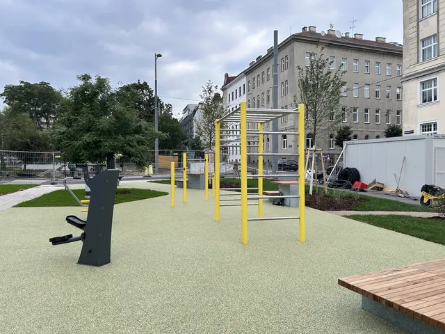 Mehrere Geräte stehen ab sofort zum sporteln zur Verfügung. | Foto: BV14, Stadt Wien,