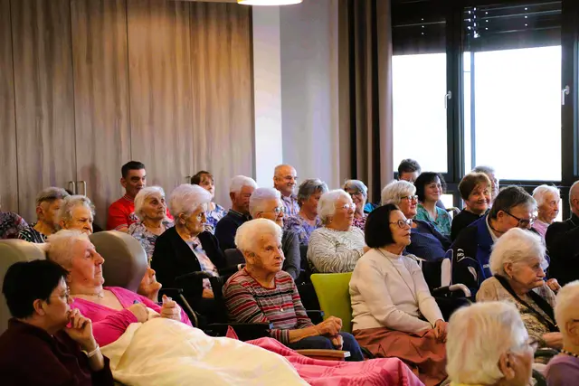 Die Bewohnerinnen und Bewohner genossen mit Angehörigen den gemütlichen Nachmittag. | Foto: Sylvia Kremsner