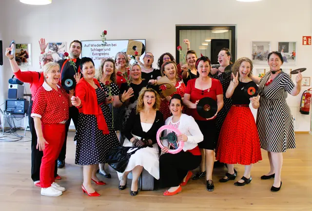 Der Chor "Klangweite" brachte Schlager und Evergreens in der Pflegekompetenzzentrum Großpetersdorf. | Foto: Sylvia Kremsner