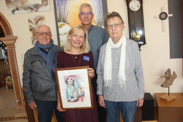 Titelfoto Gänserndorf: Ihr Atelier öffnete Regine Unger aus Franzensdorf, im Bild mit Gatte Hannes, dem Künstler Walter Seberstian und Gattin Eva.  | Foto: Mold