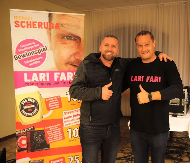 Titelfoto St. Pölten: Im Dorfgasthaus Karlstetten brachte Michael Scheruga (rechts im Bild) die Leute zum Lachen. Christian Schweller war begeistert. | Foto: Chiara Jappel