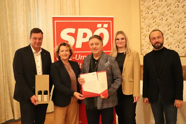 Anton Hartner aus Thal war Lehrer an der Hauptschule und der Polytechnischen Schule Gratkorn.  "Mein Vater war Parteikassier und hat mich gefragt, ob ich auch zur SPÖ gehe", sagt der Jubilar der für 50 Jahre Treue zur SPÖ von LAbg. Jochen Bocksruker, Ursula Lackner, LAbg. Chiara Glawogger und Max Lercher geehrt wurde.  | Foto: Edith Ertl