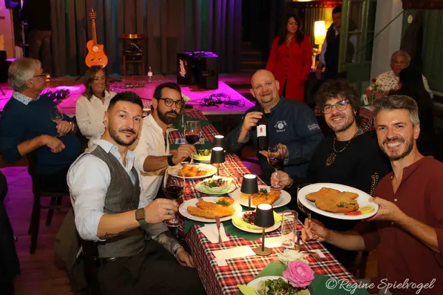 Natürlich servierte Küchenchef Roland Mayer den Musikern unser traditionelles Schnitzel. Diese Einladung nahmen Domo Emigrantes gerne an.