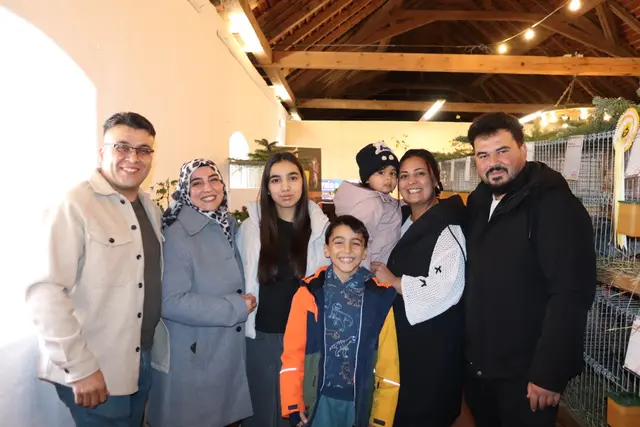 Eine liebevoll gestaltete Ausstellung, die sich hinter keiner großen Messe verstecken muss.
Die Besucherinnen und Besucher fühlten sich willkommen – fast wie bei einem großen Familienfest. | Foto: Alejandra Ortiz