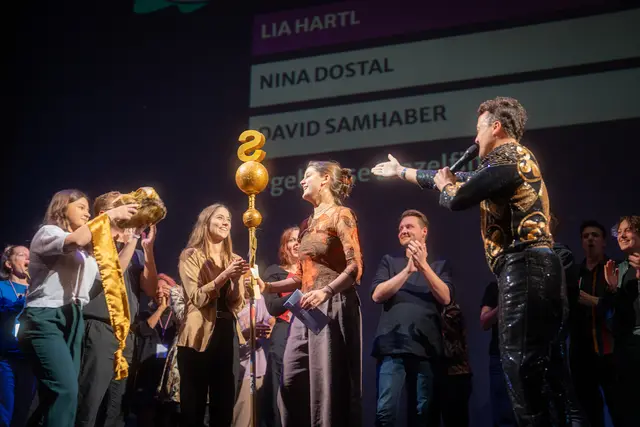 Hartl wird zur österreichischen Poetry Slam Regentin gekrönt.  | Foto: Benedict Grawe