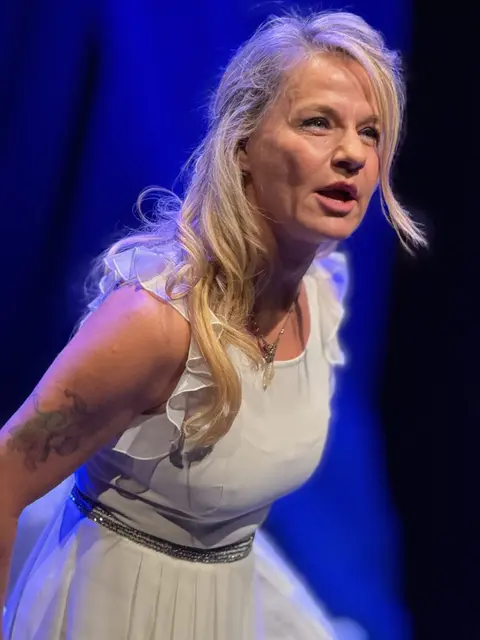 Varina Weinert als Cleanthis – die Dienerin mit scharfer Zunge. | Foto: Stadttheater Kufstein