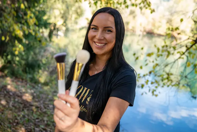 Raffaela Brunner aus Dölsach startet nun voll als mobile Visagistin und Stylistin durch. | Foto: Andrea Zlöbl