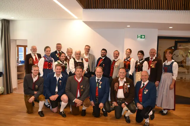 Der neue und wiedergewählte Ausschuss des Trachtenverbandes Oberland mit Außerfern. | Foto: Stefanie Plank