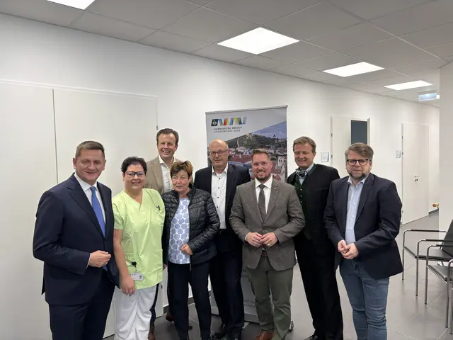 Die erste Patientin (3. v. l.) konnte am Montag während der Eröffnung bereits versorgt werden. Im Bild mit den Verantwortlichen und politischen Vertretern. | Foto: MeinBezirk/Astrid Moder