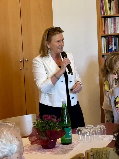 Vizebürgermeisterin Eder überbrachte die Glückwünsche der Stadt. | Foto: Stiftspfarre Klosterneuburg 