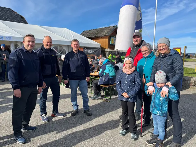 Kommandant Christian Jochinger, Stellvertreter Florian Peham und Verwalter Johann Jochinger begrüßten die Wanderer bei Start und Ziel. | Foto: Marktgemeinde Neustadtl
