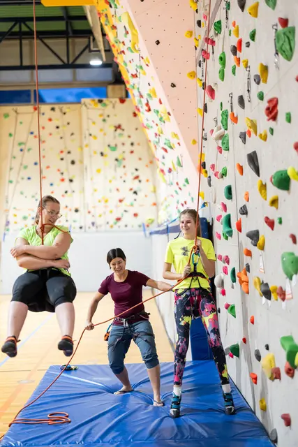 Tirza Lagrand mit Trainerin und Teilnehmerin beim Inklusionsklettern in der Rumkraxlerei in Rum. | Foto: Thomas Steinlechner