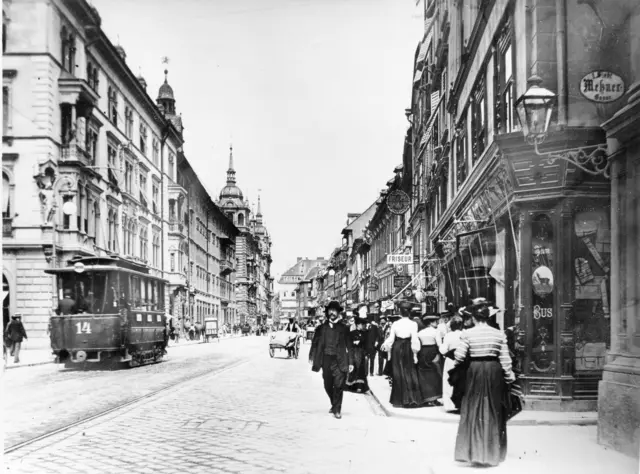 So nah und doch so fern: Ein Foto aus der Herrengasse um 1900 zeigt einen vertrauten Blick auf die Grazer Innenstadt. | Foto: Sammlung Steffen, Multimediale Sammlungen/UMJ
