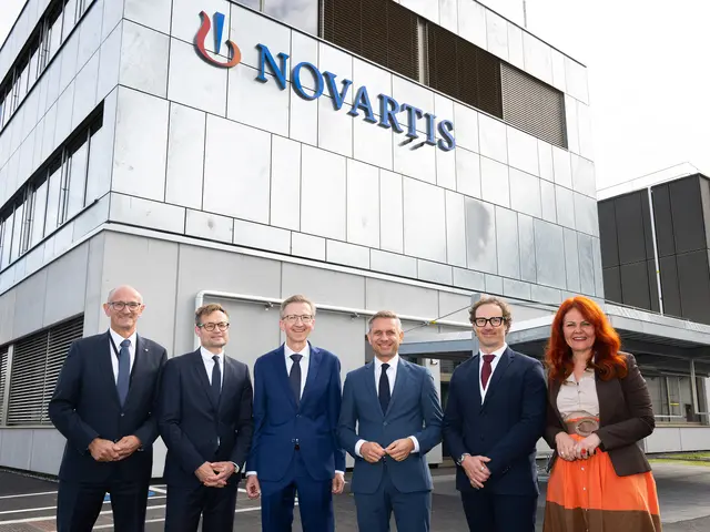 Anton Mattle, Landeshauptmann von Tirol; Stefan Steger, Standortleiter Novartis Kundl; Steffen Lang, President Operations Novartis; Wolfgang Hattmannsdorfer, Bundesminister für Wirtschaft, Energie und Tourismus; Roland Gander, Geschäftsführer Novartis Campus Kundl/Schaftenau; Cornelia Hagele, Landesrätin für Gesundheit, Pflege, Bildung, Wissenschaft und Forschung (v.l.). | Foto: Novartis Österreich / Martin Vandory