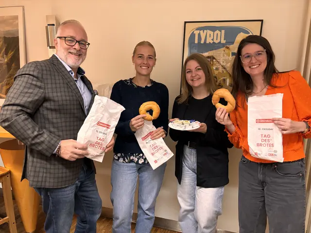 Key Account Manager Roland Leitern mit den Damen von der Tirol Werbung. (v.l.) Julia Pahl, Julia Veider und Johanna Purin | Foto: MeinBezirk