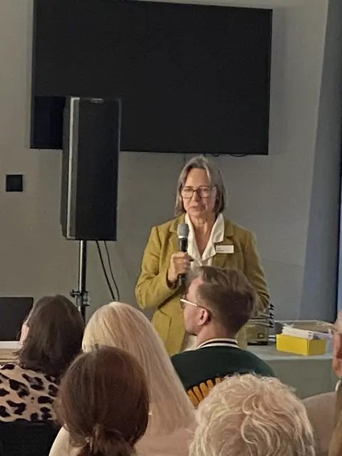 Karin Buchart ist Ernährungswissenschaftlerin, Buchautorin und Expertin für Heilpflanzen aus dem Salzburger Pinzgau. Sie verbindet traditionelles Erfahrungswissen mit moderner Wissenschaft und engagiert sich für die Wiederentdeckung und Weitergabe alpiner Kräuterkunde. | Foto: TAURISKA