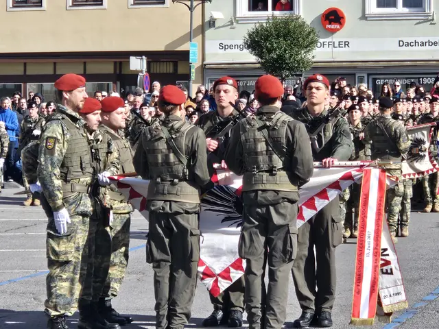 Auf dem Stadtplatz von Laa an der Thaya vor dem Rathaus fand die feierliche Angelobung statt. | Foto: Stadtgemeinde Laa/Thaya