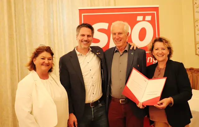 Jubilar Amtsleiter i.R. Ferdinand Konrad wurde für 50-jöhrige Treue zur SPÖ geehrt. Gratwein-Straßengels Bgm. Doris Dirnberger, Sohn und Bgm. von St. Oswald bei Plankenwarth Jürgen Konrad sowie Ursula Lackner gratulierten.  | Foto: Edith Ertl