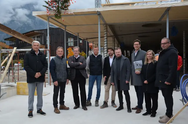 Ing. Maximilian Schmidt, GF Peter Kothgasser, Arch. DI Hermann Eisenköck, GU Siegfried Pfuner, BL Ricardo Gschiel, Dir. Markus Buchhagen, GF BM DI Andreas Mairitsch, Bauamtsleiterin DI Martina Dutzler und GV Peter Kohoutek (v.li.) | Foto: Maria Astner-Meißnitzer