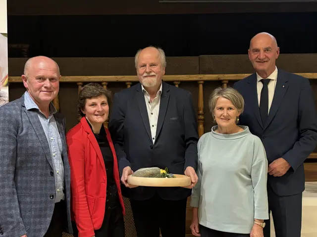 SOM-Obfrau-Stellvertreter Hermann Gierlinger, Nicole Leitenmüller, Elisabethpreisträger Ludwig Ranetbauer, SOM-Obfrau Elisabeth Guld und Soziallandesrat Christian Dörfel.  | Foto: Karin Bayr