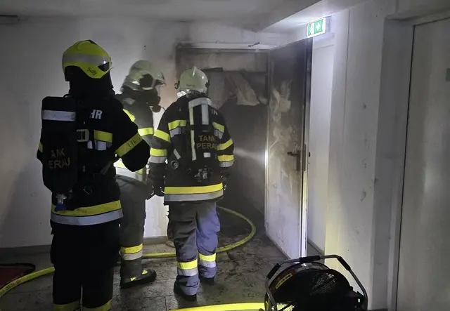 Beim Eintreffen der Einsatzkräfte war das komplette Stiegenhaus verraucht. | Foto: HWF Villach