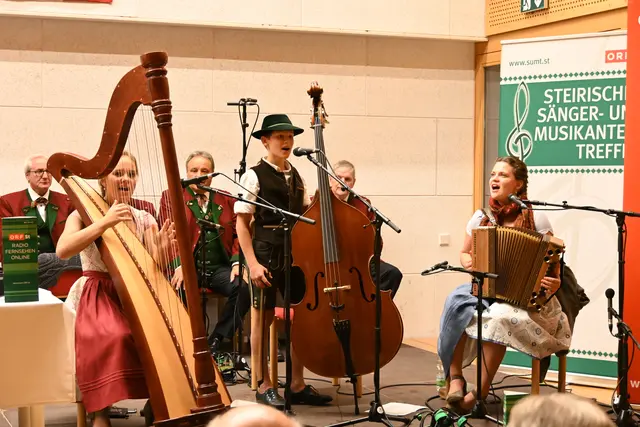 Die Jüngsten des Volksmusikabends waren die Geschwister Strasser aus Riedering in Bayern | Foto: Romirer