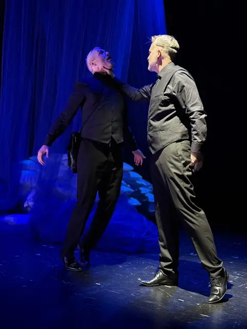 Sosias Klaus Schneider begegnet seinem Doppelgänger: Bernhard Buchauer als Merkur in der Figur des Sofias. | Foto: Stadttheater Kufstein