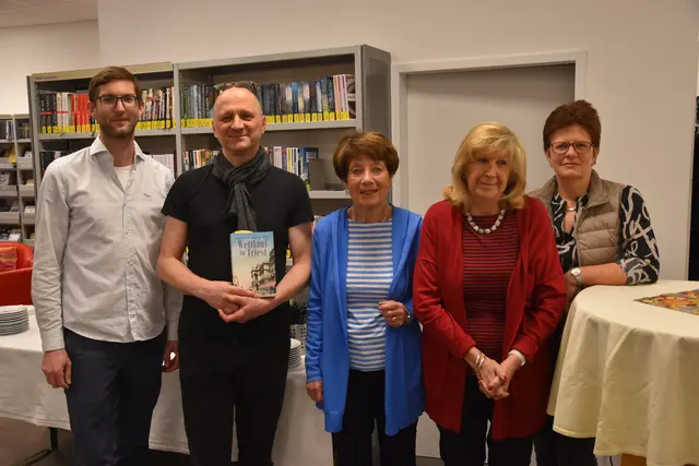 Stadtrat Kurt Schirmer, Autor Günter Neuwirth, Bibliotheksleiterinnen Herta Stöger und Ilse Sauter, Winzerin Silvia Karner | Foto: Michaela Müller