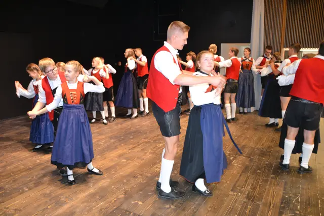 Ehrentanz der jungen Mieminger. | Foto: Stefanie Plank