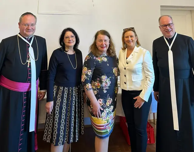 50 Jahre Seniorenklub der Stiftspfarre: Propst Anton Höslinger, Leiterinnen des Seniorenklubs der Stiftspfarre Ildiko Szokoll und Hedy Wögerbauer, Vizebürgermeisterin Maria Theresia Eder (ÖVÖP) und Pfarrer Reinhard Schandl. | Foto: Stiftspfarre Klosterneuburg 