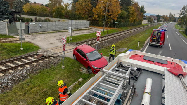 Fahrzeugbergung bei einem Bahnübergang in Schauboden | Foto: Doku NÖ