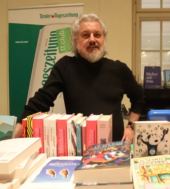 Robert Renk von der Wagner'schen Buchhaltung am Büchertisch | Foto: Tatschl