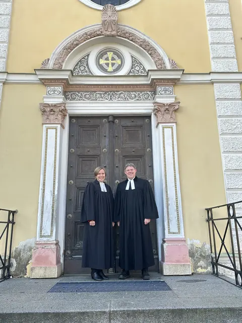 Pfarrer Markus Lintner und Pfarrerin Anne Tikkanen-Lippl vor der Kirche, die am ersten Adventsonntag vor 150 Jahren eingeweiht wurde. | Foto: Evangelische Pfarre Mödling