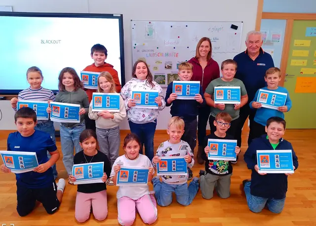 Adi Kalchbrenner, Klassenlehrerin Sindy Reindl und die Kinder der 3./4. Schulstufe der Volksschule Neuberg.