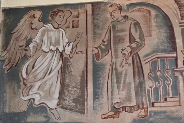 Der Pförtner öffnet dem Todesengel die Tür. Ausschnitt aus dem "Totentanzfries" von Maria Sturm in der Gruftkapelle. | Foto: Hans-Peter Kriener