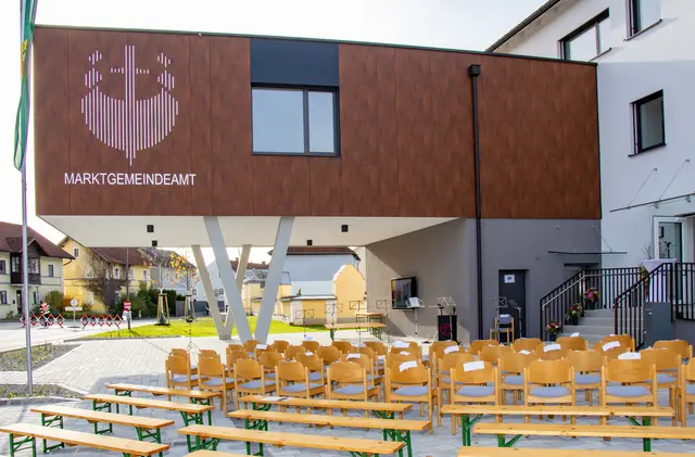 Das Gemeindeamt punktet mit seinem neuen Anbau inklusive Platzierung des Gemeindewappens. | Foto: Doms