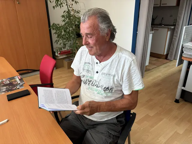 Das „G’schichtenbuch der Schule“ vereint Erfahrung mit Witz und Nachdenklichkeit. | Foto: Alexandra Goll