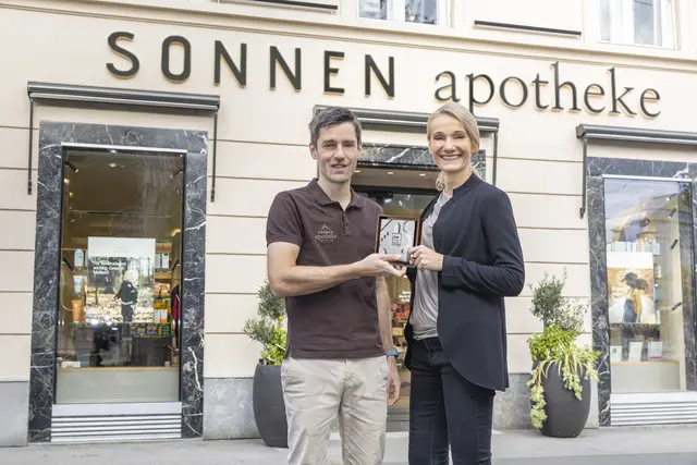 Johannes Lembeck (Sonnenapotheke) und Marleen Viereck-Kals (Viereck Architekten) wurden für die Neugestaltung der Sonnenapotheke mit dem Loop Design Award ausgezeichnet. | Foto: Foto Fischer