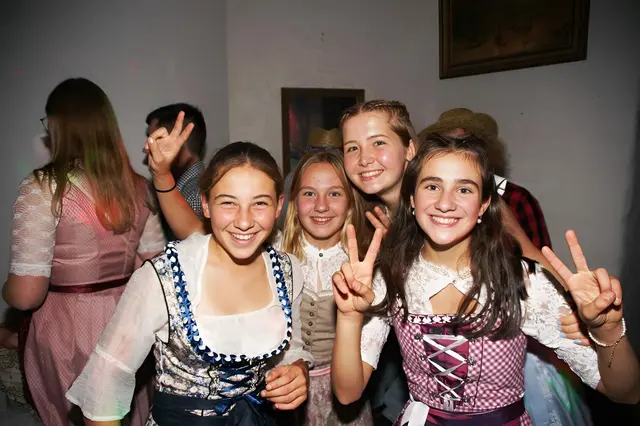 Titelfoto Krems: Im Gasthaus Staar im Wolfshoferamt ging es zünftig zu. Alle Generationen feierten gemeinsam das Oktoberfest in Dirndl und Lederhose.  | Foto: Gerhard Weber