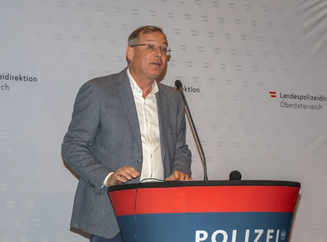 Bürgermeister Bernhard Zwielehner konnte über Nina Eichinger keine erfrischenden Peinlichkeiten finden. | Foto: Christian Doms/Mein Bezirk